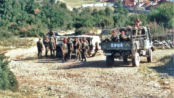 Trupa gjermane të KFOR-it në patrullim në jug të Kosovës, verë 1999. Nick Macdonald (nickmacdonald.net)