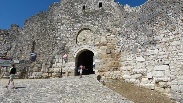 Porta kryesore e kalasë së Beratit — kështjella që Rrapo Hekali e rrethoi më 1847 por s'e theu dot pa artileri