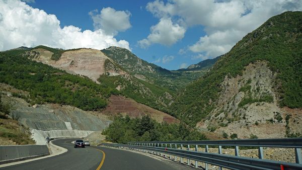 Rruga e Arbrit në grykën e Murrizës, mes Tiranës dhe Matit