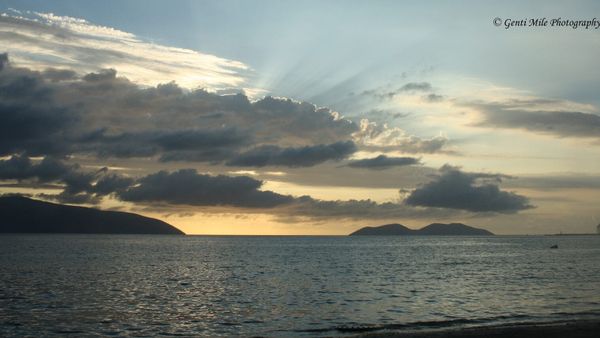 Sazani dhe gadishulli i Karaburunit në grykë të Gjirit të Vlorës