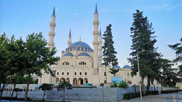 Selin Bollati dhuron prej vitesh rrobat e vjetra në xhami
