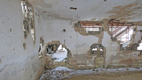Brendia e shtëpisë së Jasharëve në Prekaz, e shpuar nga predhat — Bdx