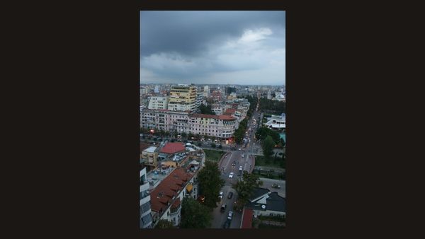 Shiu dhe stuhitë lokale përfshijnë Shqipërinë — temperaturat mes 17°C dhe 26°C