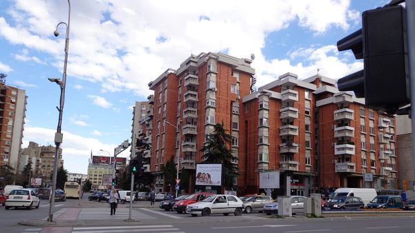 Shoferi godet rëndë motoçiklistin në Shkup — ikën nga vendi i ngjarjes