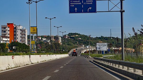 Shpërthim i fuqishëm në një magazinë në Shkozet, zjarrfikësit tërhiqen për siguri