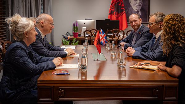 Shqipëria mbledh BE-në e NATO-n në Tiranë kundër ndërhyrjeve të huaja