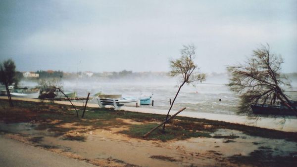 Shqipëria nxehet deri në 34°C — era forcohet në bregdet