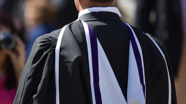 Shqiptarja Arjola diplomohet në Drejtësi në Britani