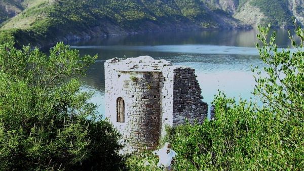 Absida e kishës së qytetit të sipërm të Sardës mbi liqenin e Vau i Dejës, Shurdhah · Corey Rice