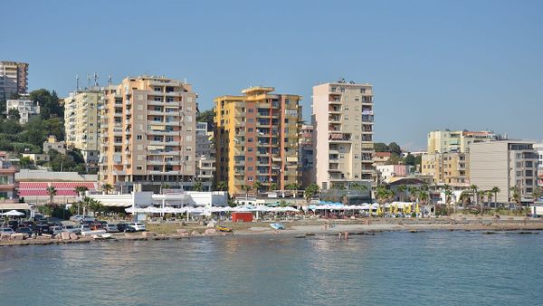 Si u shkeputën kosovarët nga plazhi i Durrësit këtë sezon?