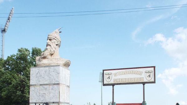 Skënderbeu merr në formacion Enur Totren
