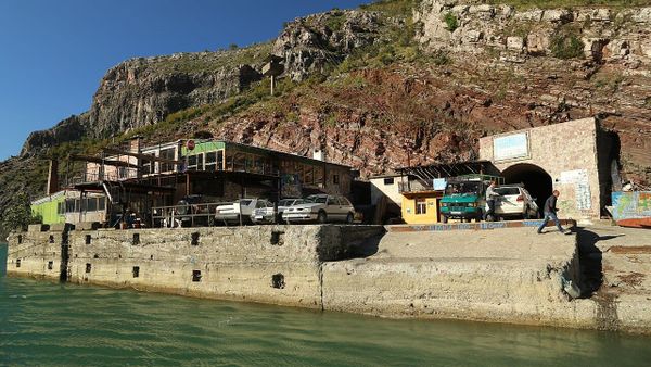 Specialistët mirëmbajnë sitin e Komanit — monumenti mbetet i hapur
