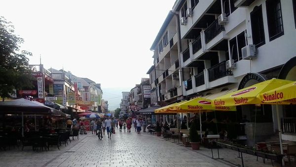 Struga zgjat orarin e kafeneve deri në 02:00 gjatë fundjavave verore