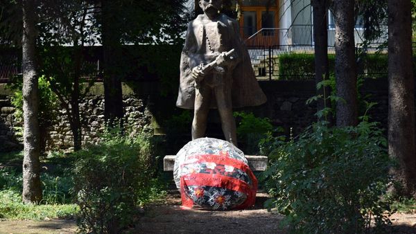Monumenti i Sulejman Vokshit