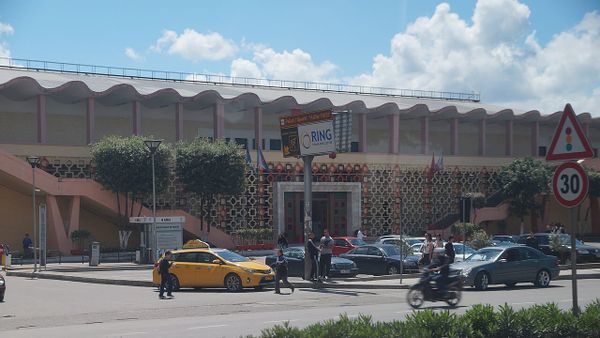 Tirana Parking fiku karikuesit falas për të ndaluar taksitë private