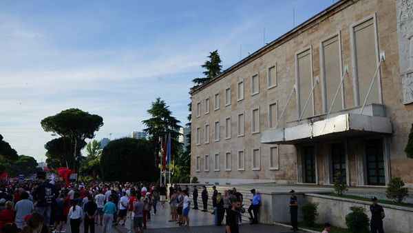 Kush shtyu e shai protestuesit e 31-të — dhe pse mori vezë makina e Braçes?