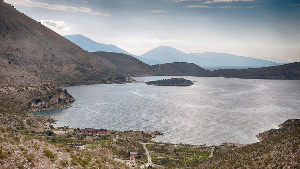 Si po luftohet zjarri në Porto Palermo?