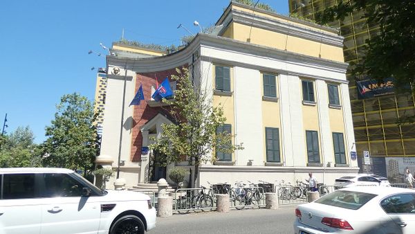Pse akuzon Besfort Lamallari avokatin Gentian Sejrani?