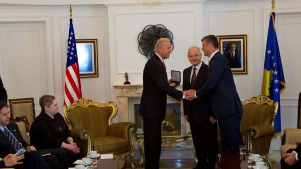 Kush duhet t'i ndëshkojë liderët politikë?