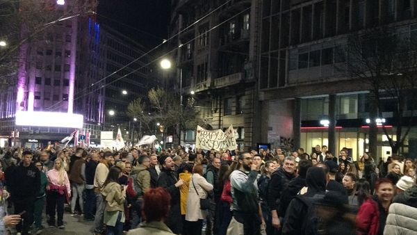 Çfarë mesazhe dërguan protestuesit në ditën e 33-të të revoltës në Tiranë?