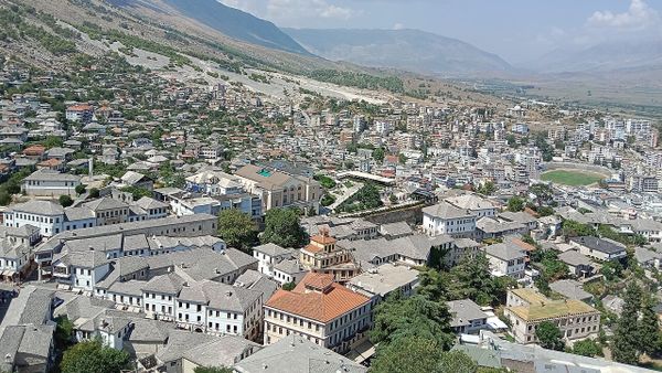 Pse Gjirokastra bëhet destinacion i preferuar për turistët?