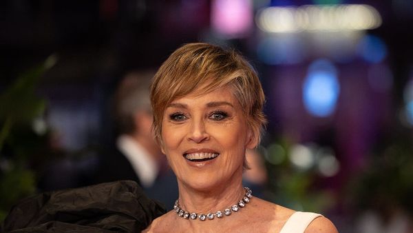 Çfarë e riktheu Sharon Stone në pasarelat e Parisit pas 33 vitesh?