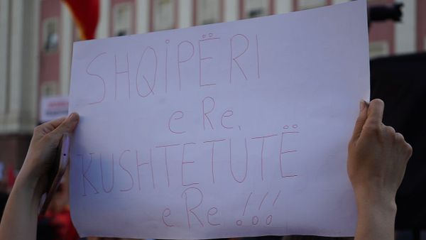 Pse protestuesit në Tiranë kërkojnë lirimin e të arrestuarve në ditën e 34-të?