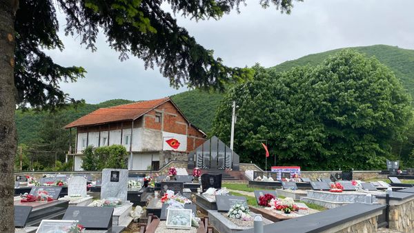 Varrezat e viktimave të masakrës së Lybeniqit, pranë Pejës — memorial i civilëve të ekzekutuar më 25 maj 1998.