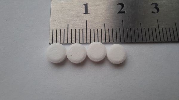 Tableta të vogla ëmbëltuesi artificial në një enë qelqi