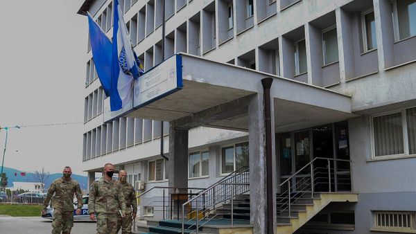 Kush e kërcënoi të miturën me publikimin e fotografive?