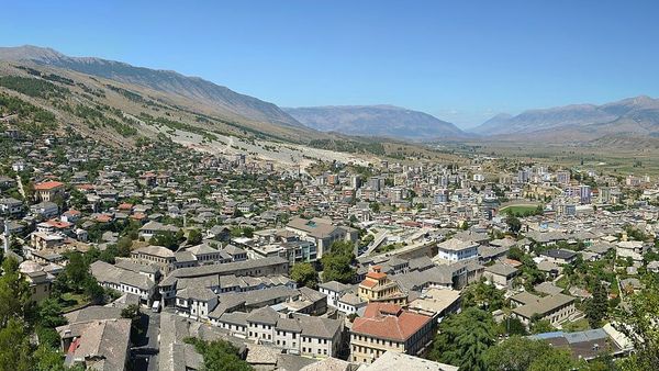 Çfarë thonë turistët e huaj për mikpritjen dhe historinë e Gjirokastrës?