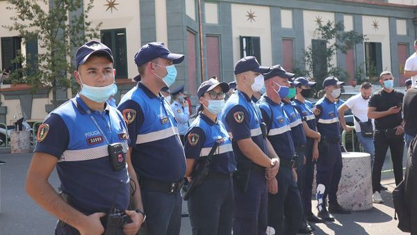 Si ndërhyri Policia me forcë ndaj protestuesve para Kuvendit?
