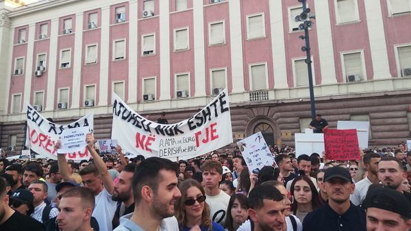 Pse po zhvishet maska qytetare e protestës sipas Mero Bazes?