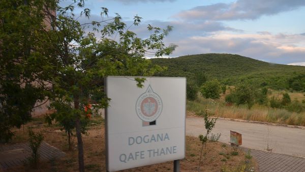 Pse u përballën Qoku, Azizi dhe Murtezani me ndalesë për hyrje në Shqipëri?