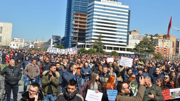 Pse protestuesit marshojnë drejt kryeministrisë pas dhunës para Kuvendit?