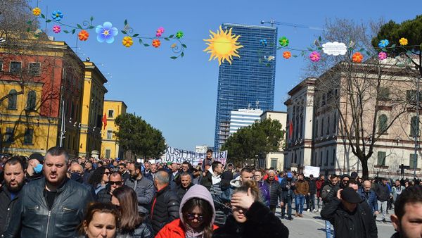 Si u zhvillua marshi i mijërave në Tiranë pas protestës para Kryeministrisë?