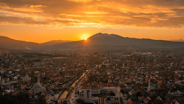Pse Kosova po e tejkalon Maqedoninë?