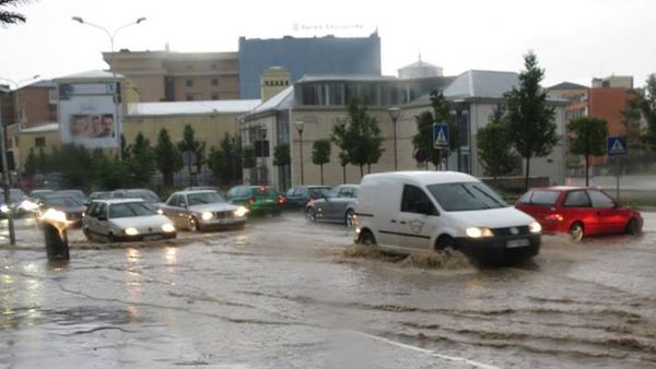 Çfarë shkakton reshjet e shiut në Ferizaj?