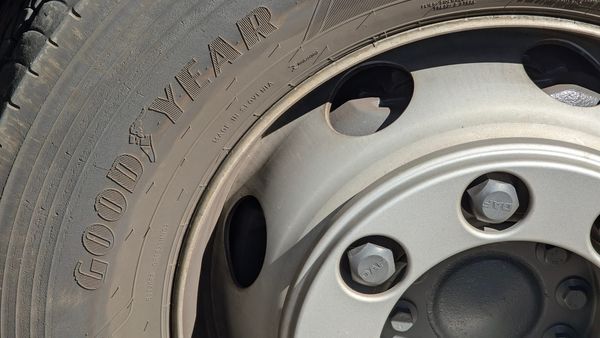 Gomat e makinës në verë: çfarë bën nxehtësia dhe tre hapa para nisjes