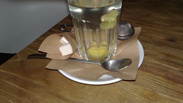 Çfarë përfitimesh sjell uji me xhinxher në mëngjes?
