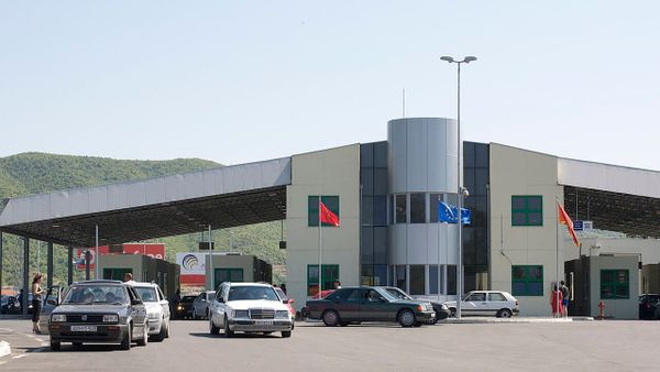 Si u arrestua francezi që fsheu një shtetase në valixhe në Muriqan?