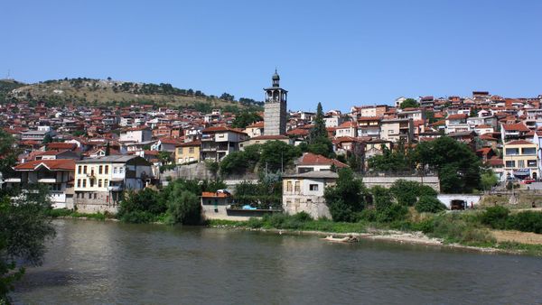 Kush është i arrestuar në Veles për sulm me armë të mprehtë?