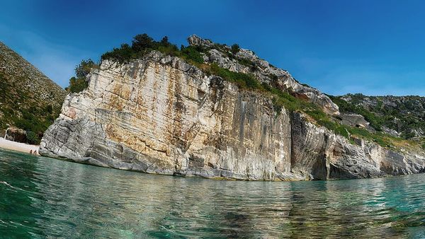 Çfarë e bën Gjirin e Gramës një perlë të fshehur turistik në Shqipëri?