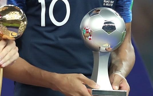 Franca kryeson 1-0 ndaj Suedisë pas gjysmës falë Mbappé