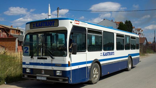 Pse shtrenjtohet bileta e autobusit vetëm për paguesit me kesh?