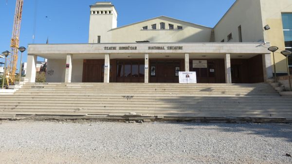 Çfarë tregon “TEATRI I ABS’KURTIT” për situatën politike të Kosovës?