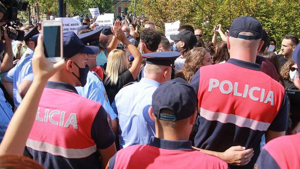 Pse protestat në Tiranë po kthehen në përplasje politike?
