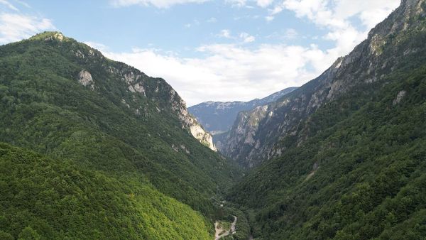 Turistët e huaj mahniten nga Rugova