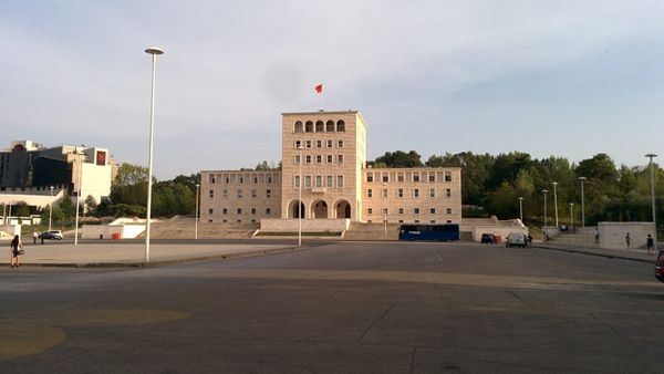 Rektorati i Universitetit të Tiranës në Sheshin “Nënë Tereza”