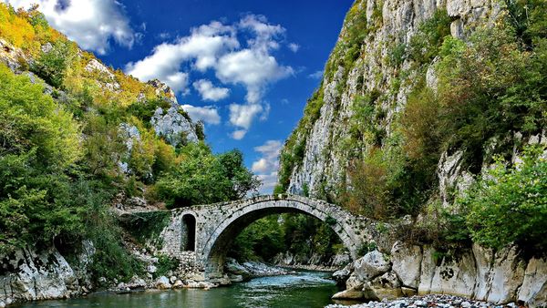 Ura e Vashës mbi lumin Mat, mes Klosit dhe Gurit të Bardhë